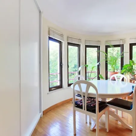 公寓 Charming Ideally Located In *